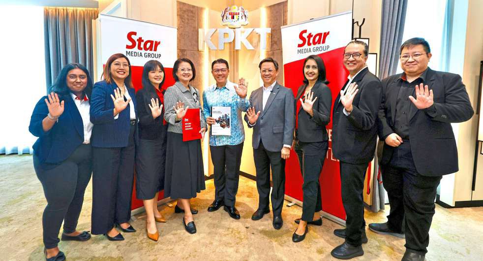 Common ground: nga (centre), with SMG group chief executive officer Chan Seng Fatt (fourth from right) and chief operating officer Lydia Wang (fourth from left), taking a photo with the SMG team. — FaIhanGhanI/The star