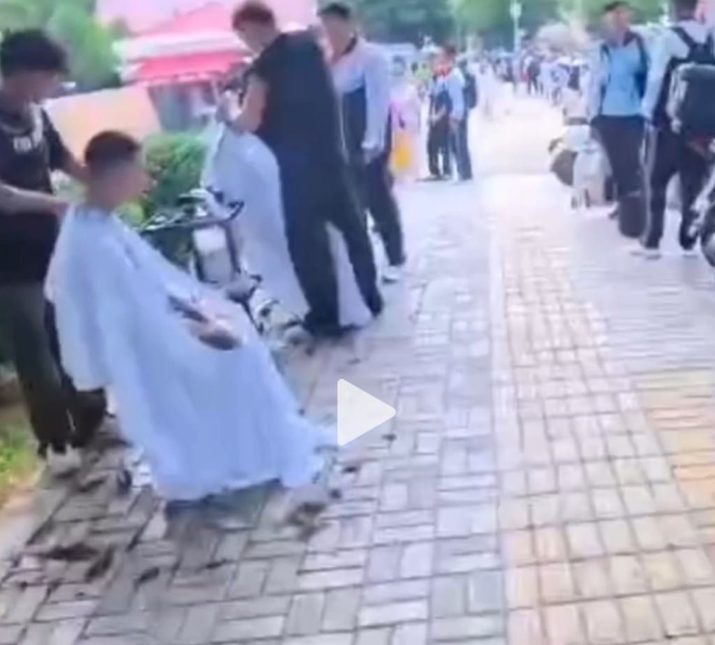 Desperate students seek emergency trims outside the school gates, where enterprising street barbers have quickly set up temporary stalls. - Photo: sxwbs.com