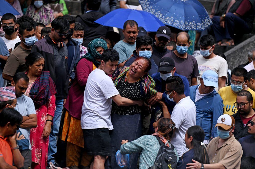 Relatives mourn during symbolic funerals held for flood victims still reported missing as they cremate Kush grass effigies in accordance with Nepali Hindu rites at Pashupatinath temple in Kathmandu on September 2, 2026. - Photo: AFP.