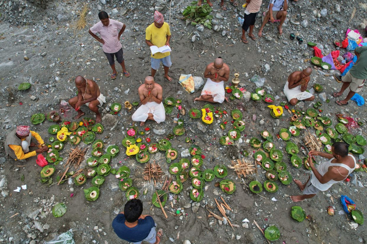 People whose relatives remain missing following flash floods perform symbolic funeral rites on the banks of the swollen Trishuli River in Nepal's Nuwakot district, Wednesday, Sept 2, 2026. - Photo: AP