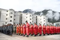 Rescuers battle the elements near border