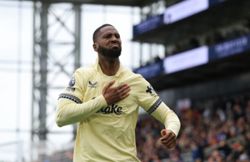 Soccer-Everton striker Beto completes move to Fiorentina