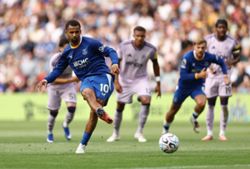 Soccer-Manchester City sign Ndiaye from Everton