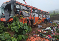 Driver detained after Gia Lai bus crash that killed four
