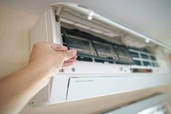 QuickCheck: Does sleeping with the air-conditioning on all night could cause dehydration?
