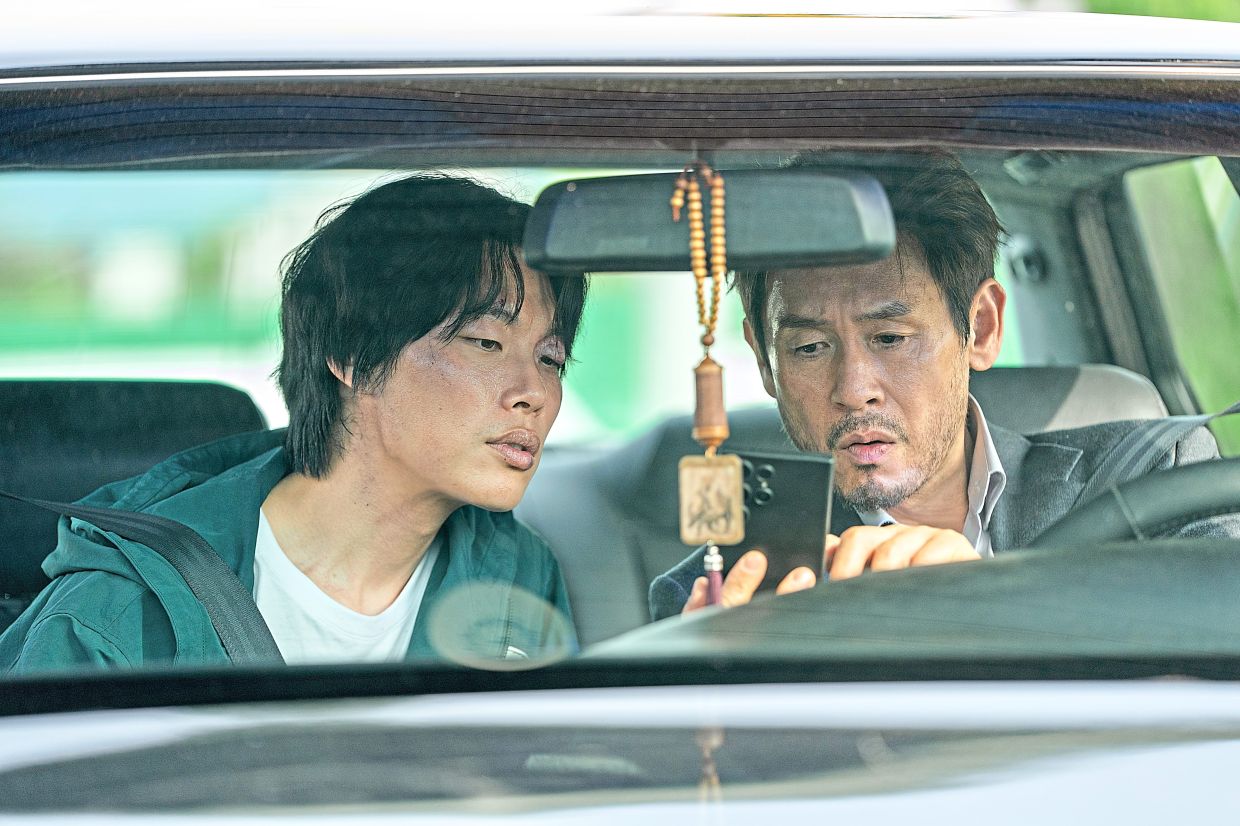 Moon-jae (left, played by Ryu) and Noja (Sul) go on a hunt for the ‘Mouse’. 
