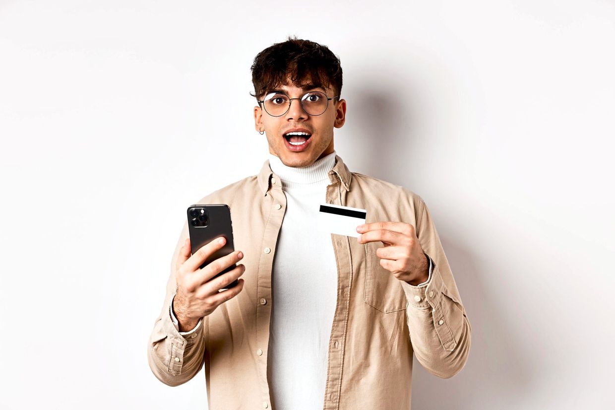 Compulsive shopping is sometimes stereotyped as primarily affecting women, but both men and women can be vulnerable. Photo: Magnific