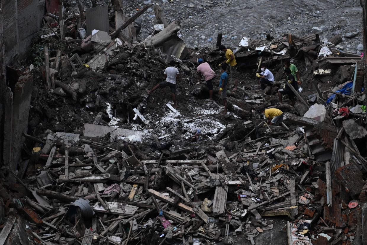 People salvage usable materials from their houses deluged in sludge following flash floods at Trishuli Center in Nepal's Nuwakot district on September 3, 2026. Catastrophic floods on the China-Nepal border have killed at least 1,252 people in Nepal, the disaster authority said on Sept 3. - Photo: AFP