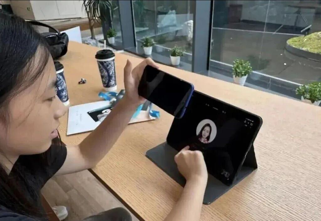 Shuhan shows how her AI-powered student supervision app works. - Photo: ce.cn