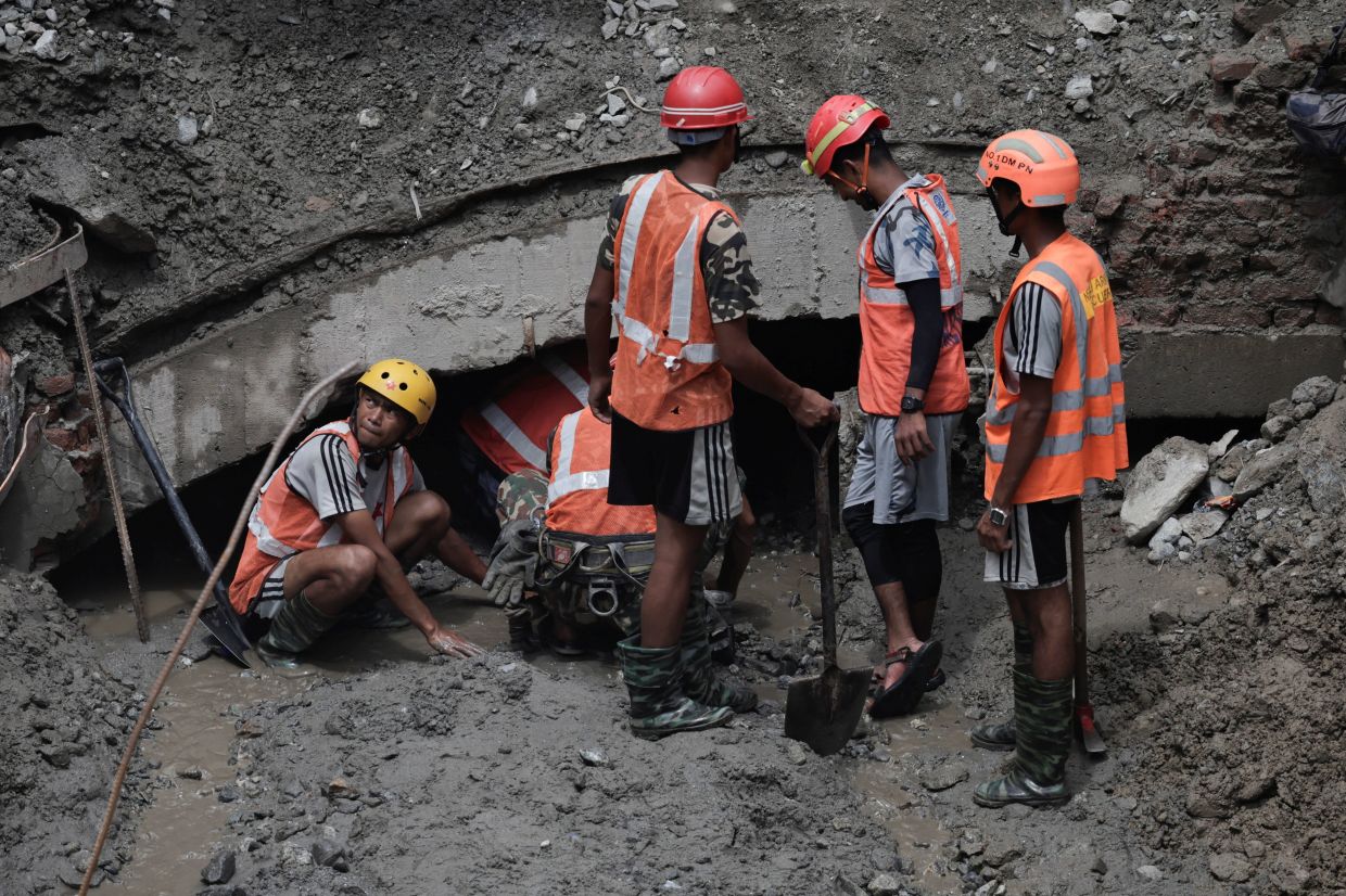 Rescue team members work to enter the tunnel at the Upper Trishuli 3A Hydropower Station as they search for survivors and retrieve bodies in Rasuwa, Nepal, Sept 3, 2026. - Photo: Reuters