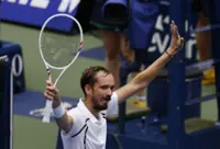 Tennis-Medvedev brushes aside Gorzny after birds ruffle his feathers