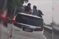 QuickCheck: Were children spotted sitting on a roof of a moving vehicle in Ipoh?