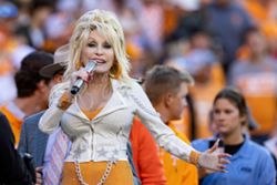 Dolly Parton to get new Hollywood star after vandalism