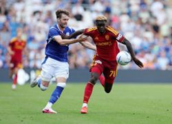 Soccer-Hull condemn racist abuse of new signing Vaz