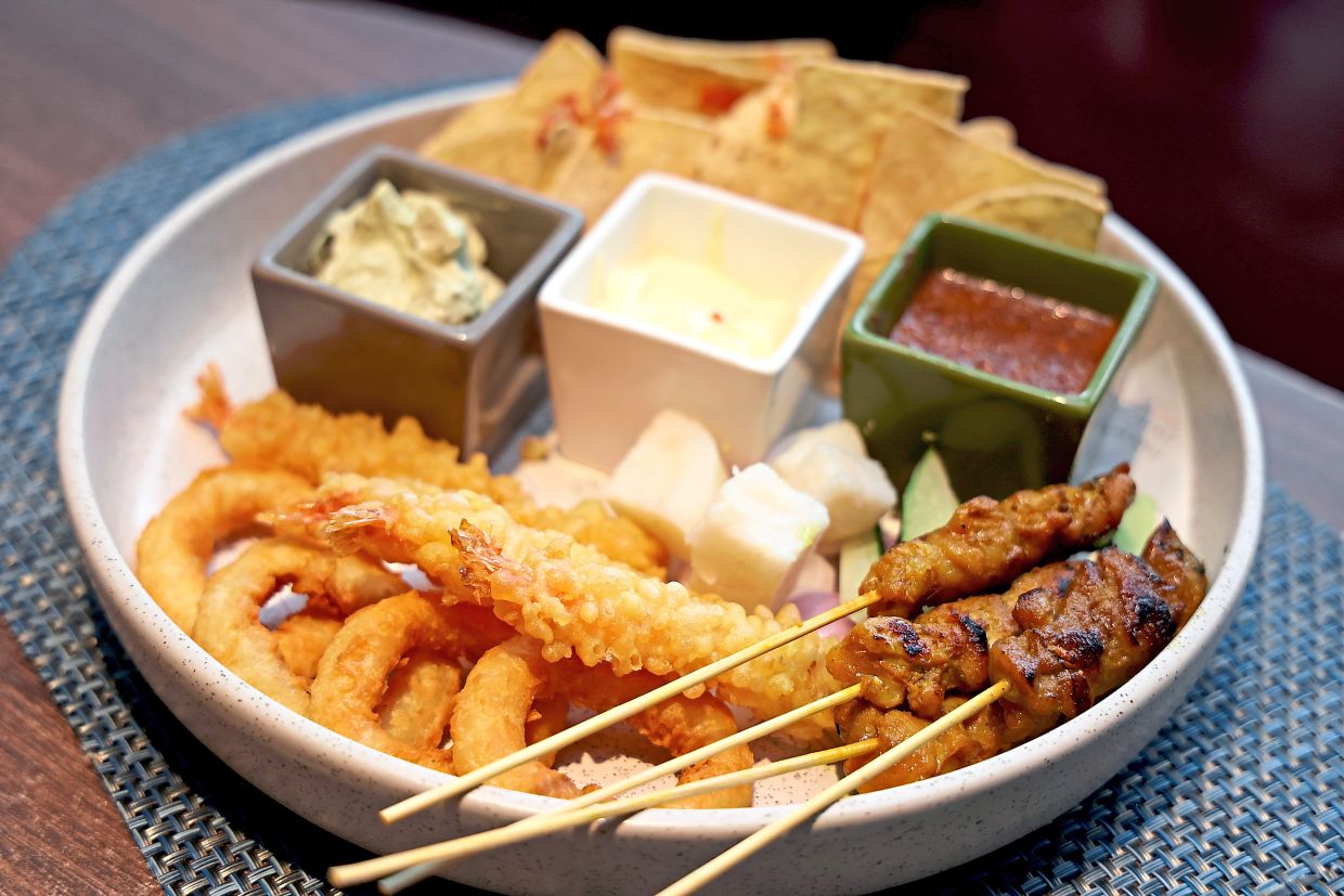 The Mixed Platter features chic­ken satay, prawn tempura, fried assorted seafood and nachos.