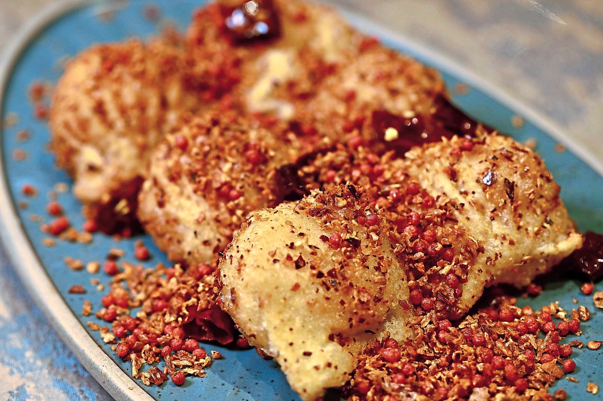 The deep fried prawn dumpling with garlic and chilli brings back the iconic ‘bei fong tong’ style.