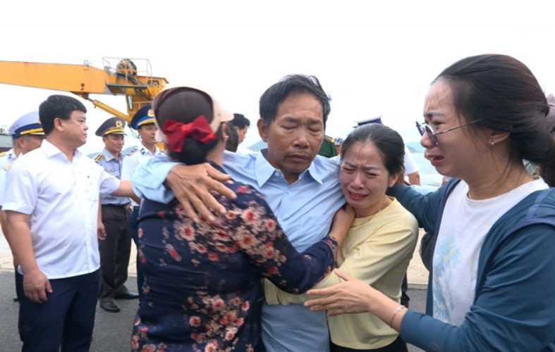 32名获救的越南渔民被送上岸，对失踪人员的搜寻仍在继续。