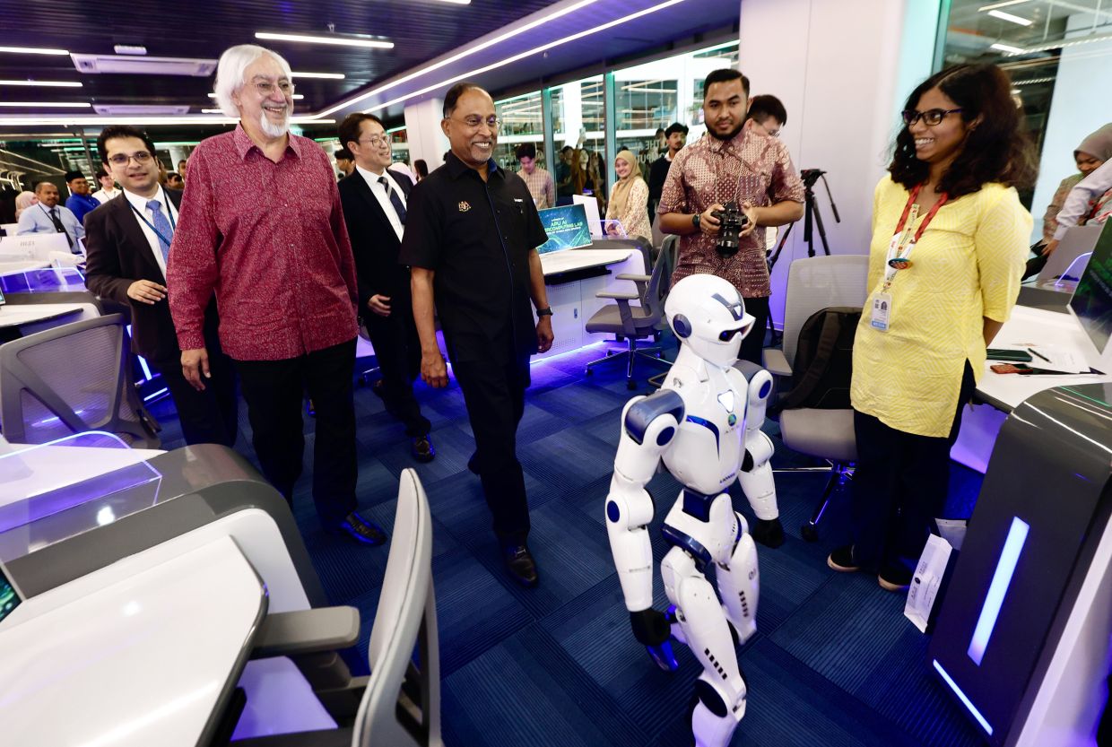 AI must not replace human critical thinking in universities, says Zambry