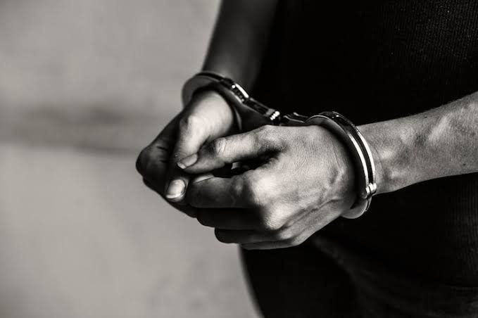 一名三岁女童在孟买新城（Navi Mumbai）的校车内遭到性侵，司机已被逮捕。