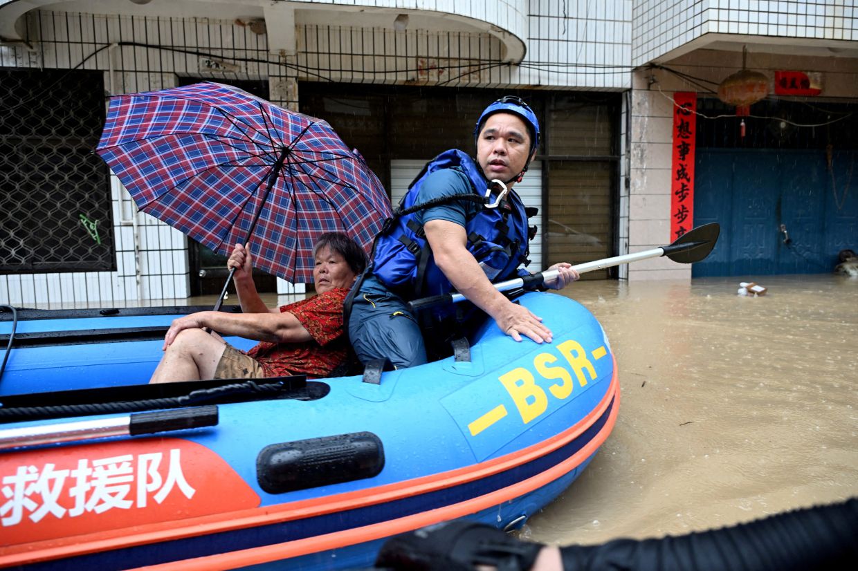 Rescue workers evacuate residents by boat amid flooding caused by heavy rainfall from Typhoon Saudel in Minhou county, Fuzhou, Fujian province, China Sept 3, 2026.- Photo: cnsphoto via Reuters
