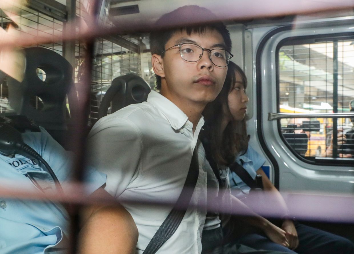 被监禁的香港反对派活动人士黄之锋承认煽动对北京和香港政府实施制裁。