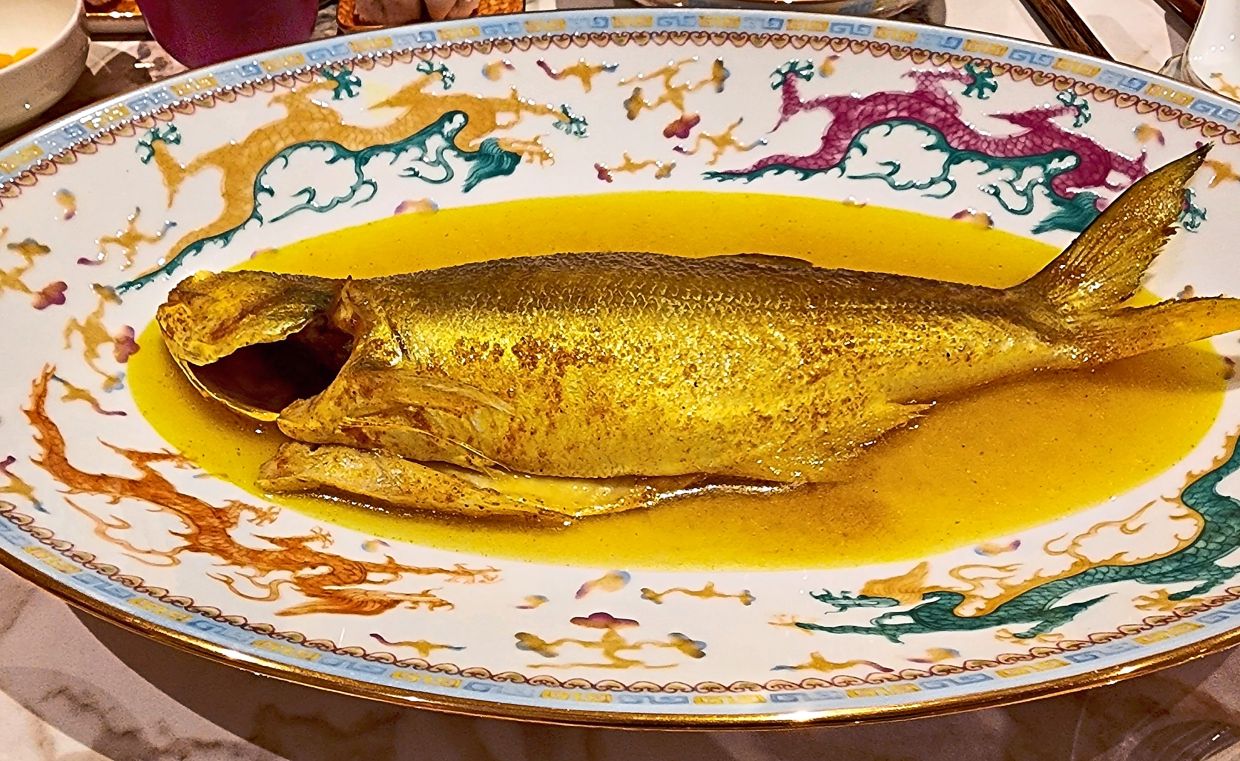 Based on a Cantonese steaming trick, the steamed threadfin in curry sauce pays homage to Chinese tradition and the spirit of Malaysia.