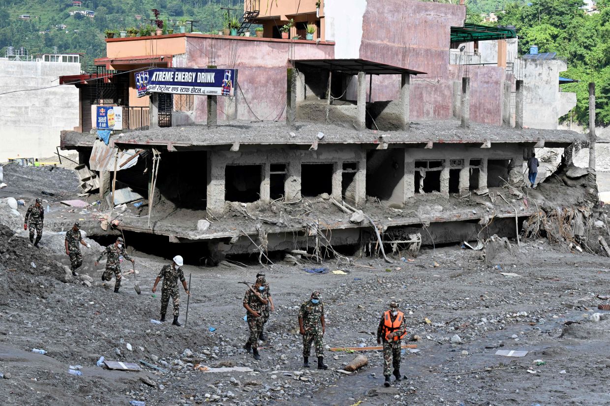 Photo: thestar.com.my Families Demand SAR Briefings as Malaysian SMART Team Leaves Nepal
