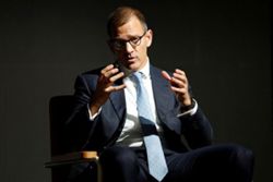 Soccer-Czech billionaire Kretinsky becomes largest shareholder at West Ham