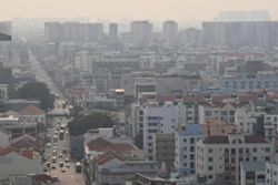 Air in central Singapore remains unhealthy, PSI in western and eastern regions dip to moderate