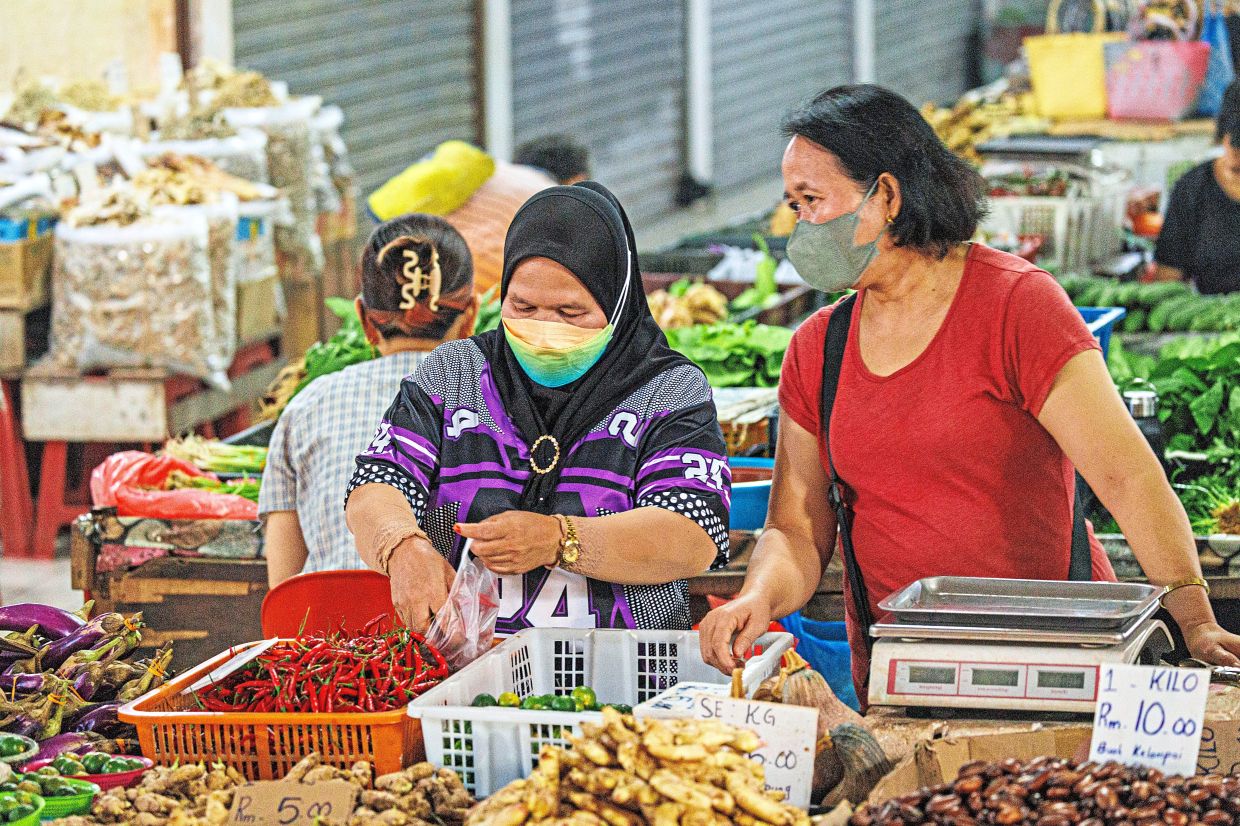 Serian folk brave severe haze to make a living