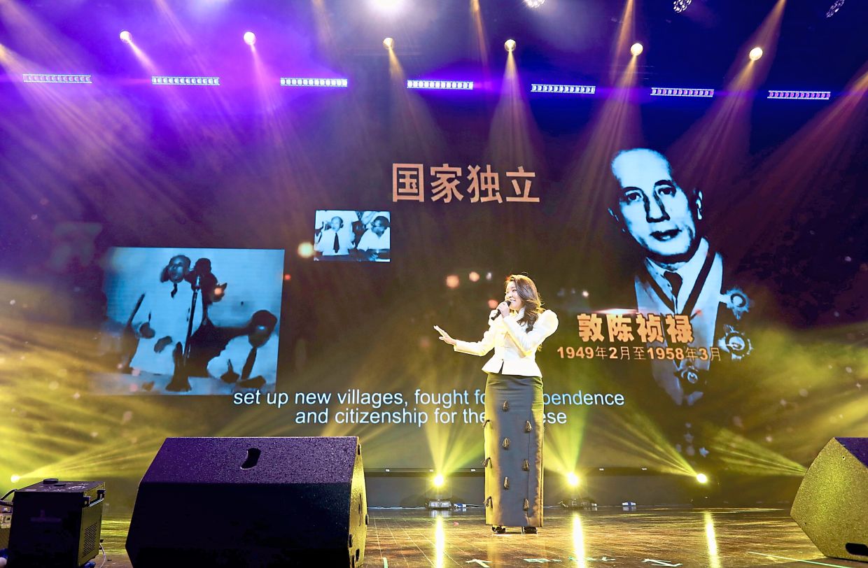 Moving show: Ong singing Sheila Majid’s ‘Legenda’ in tribute to past and current party presidents as well as its members. — LOW LAY PHON/The Star