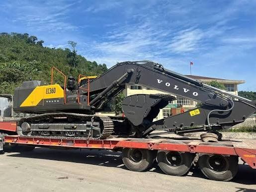 Excavator truck overturns, killing two in central Vietnam