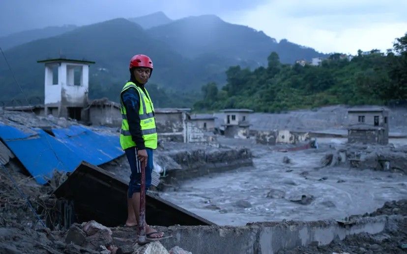 “洪水来了”:尼泊尔一位校长如何拯救了900名学生