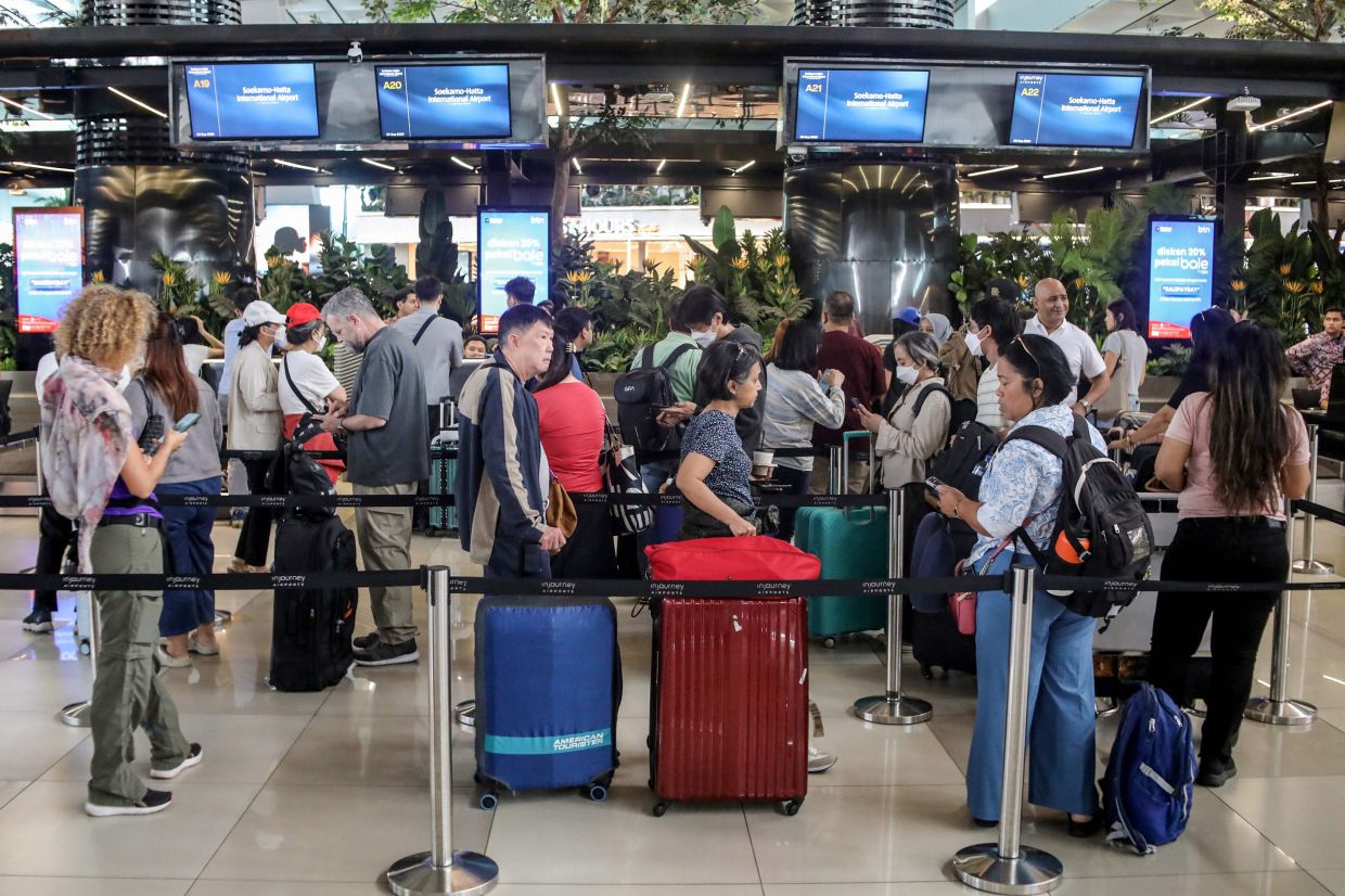 Anak Krakatau: Indonesia expands airport closures to eight, 150,000 passengers affected