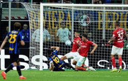 Soccer-Martinez scores late winner as Inter Milan rally to beat Napoli