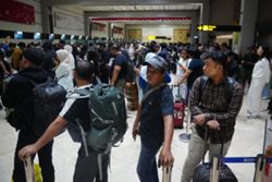 Four more Indonesian airports closed as volcanic ash disrupts flight operations