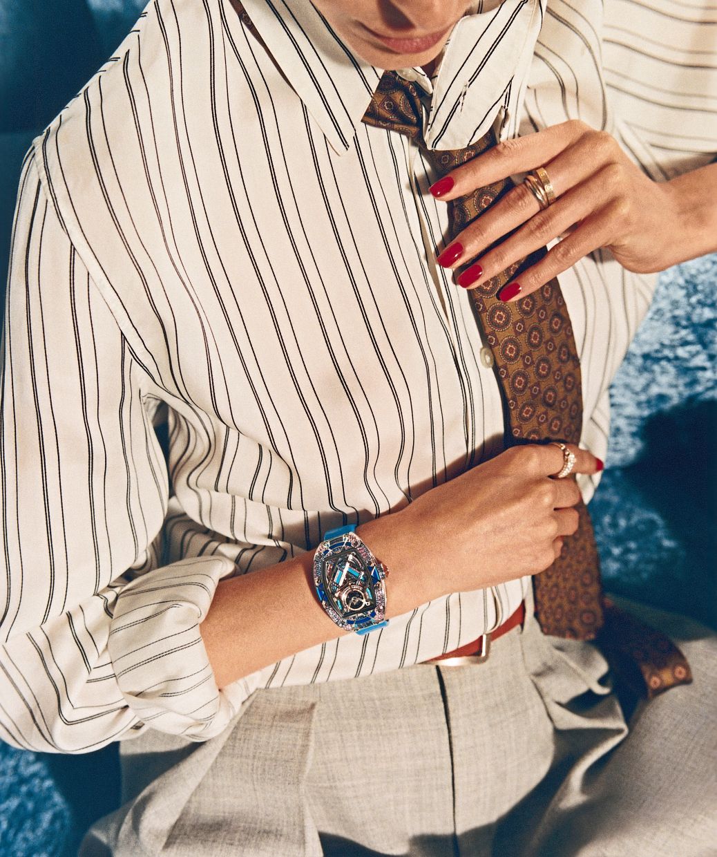 Subtle Mediterranean warmth tempers the cool marine hues of the blue RM HJ-02.