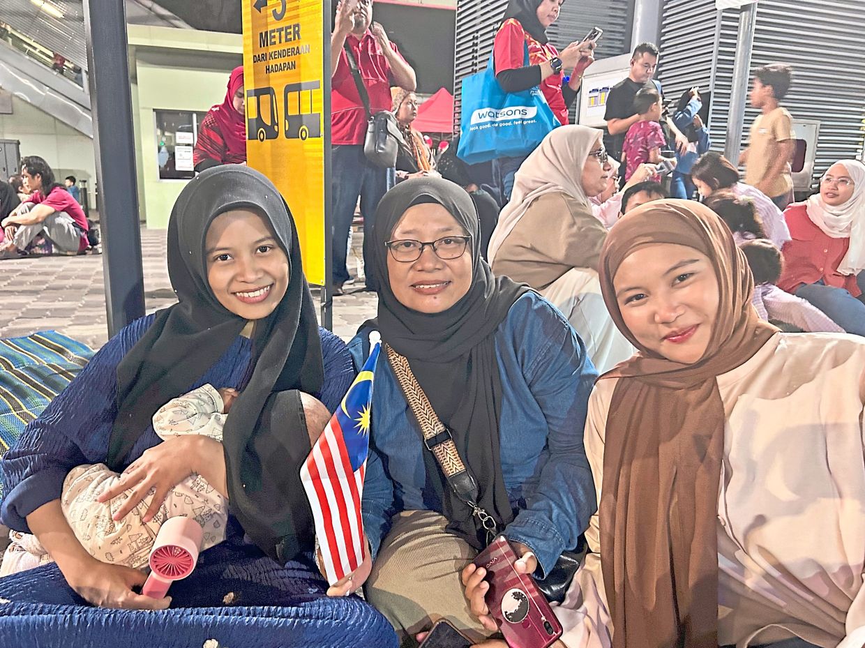 Sharifah (centre) with her family at Kajang Stadium.