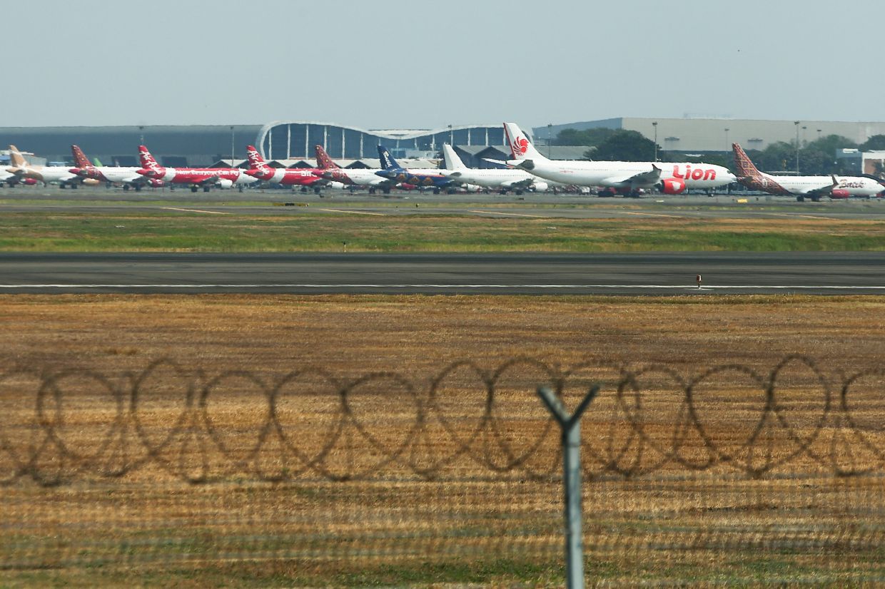Airplanes are parked as Soekarno-Hatta International Airport closed its operations due to the eruption of the Mount Anak Krakatau volcano in Tangerang, near Jakarta, Indonesia, on Sunday, September 6, 2026. -- Photo: REUTERS/Claudio Pramana