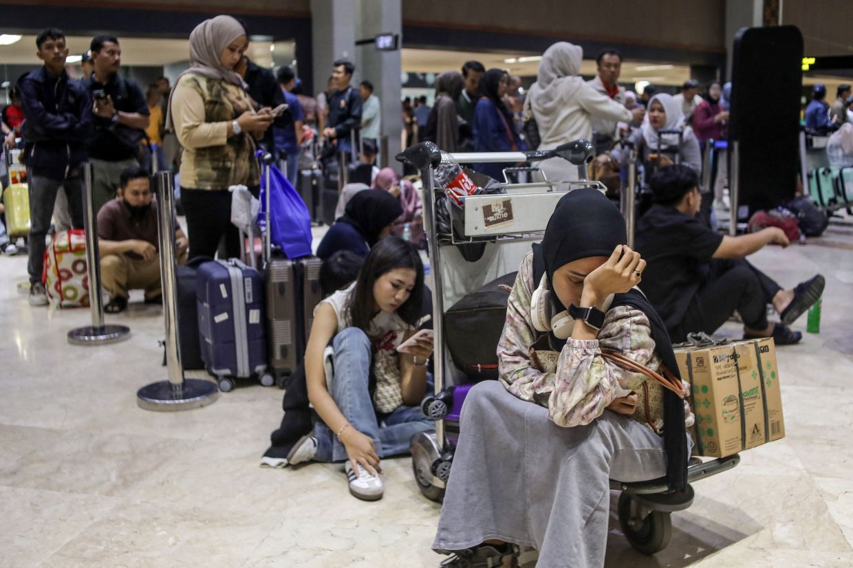 Stranded passengers wait to request refunds after scheduled flights were canceled following the eruption of Mount Anak Krakatoa at Soekarno-Hatta Airport in Tangerang on Sunday, September 6, 2026. The Airport has been temporarily closed to all flight operations due to ash spewing from the Anak Krakatoa volcano. -- Photo by ABIMANYU / AFP