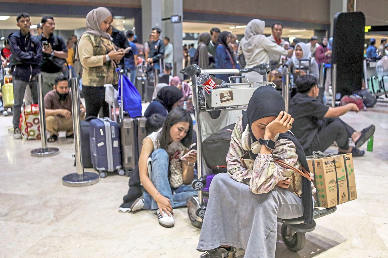 Stranded passengers waiting at Soekarno-Hatta International Airport in Tangerang to request refunds after scheduled flights are cancelled following the eruption. — Center for Volcanology and Geological Hazard Mitigation/Reuters/AFP