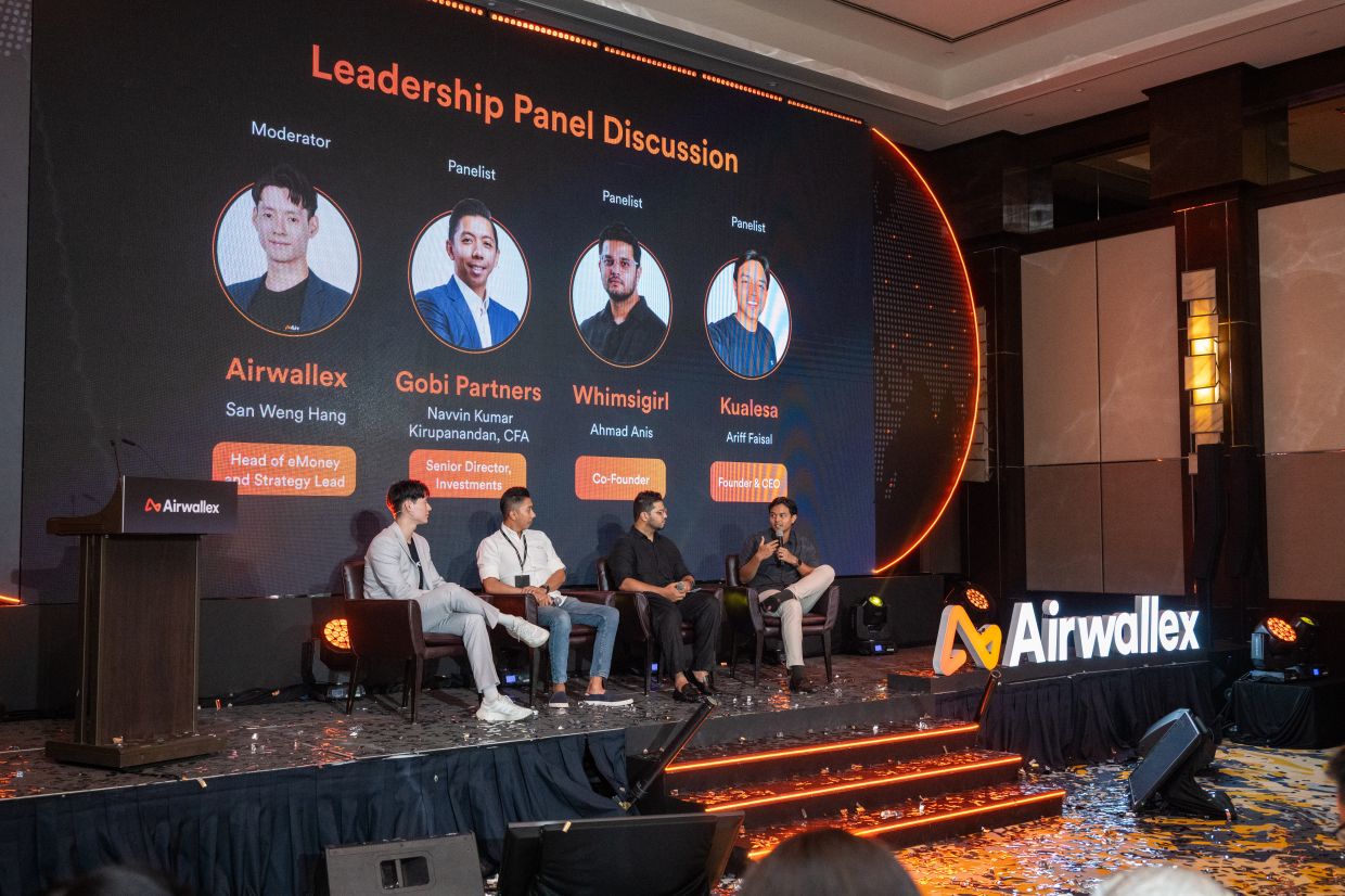 Kualesa founder and chief executive officer Ariff Faisal (right) speaking during the commercial launch event on April 14.