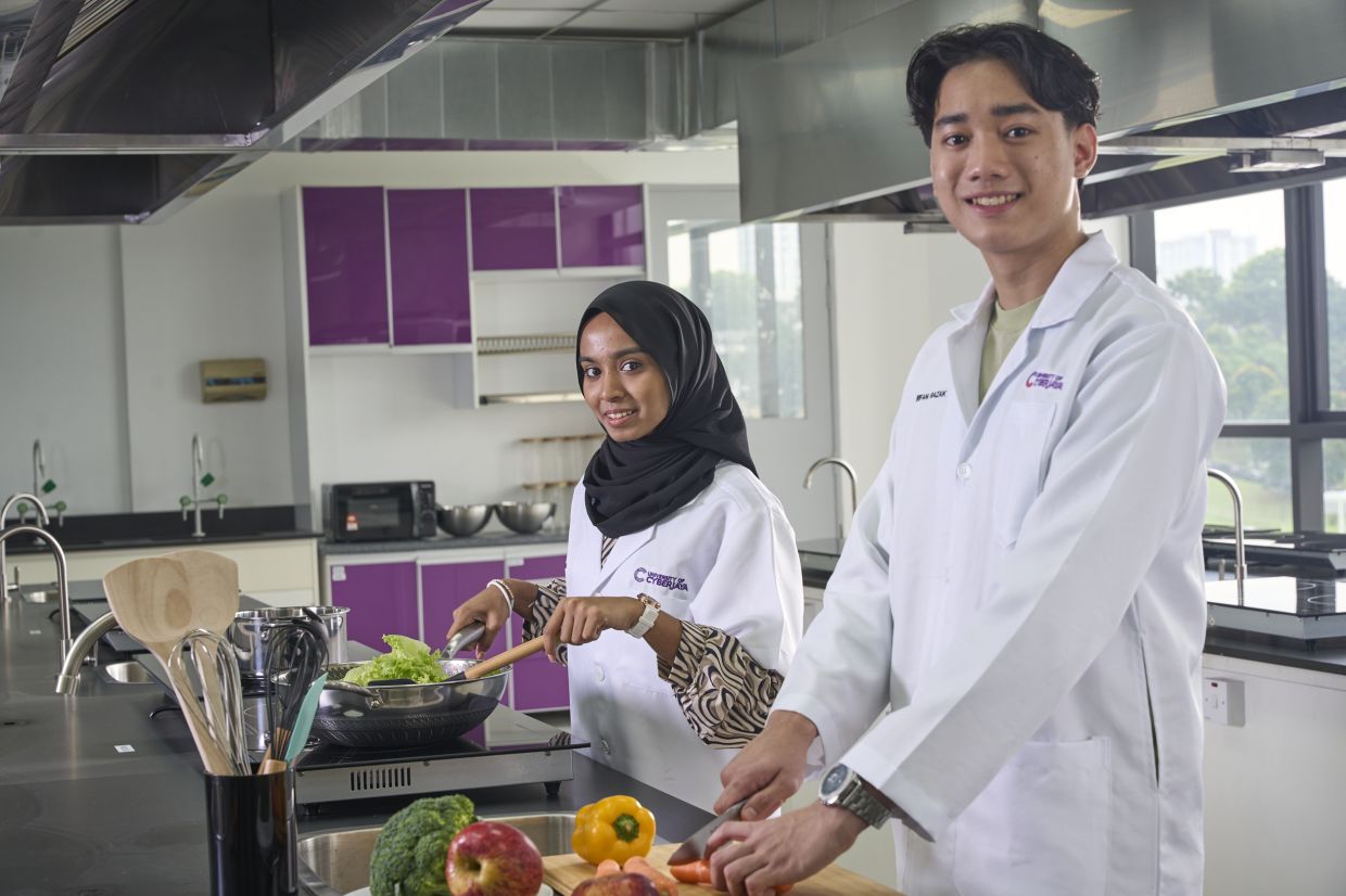 UoC dietetics students put nutrition science into practice in the fully equipped dietetics lab, preparing healthy and nutritious meals while developing practical skills in food preparation, meal planning, and therapeutic nutrition.