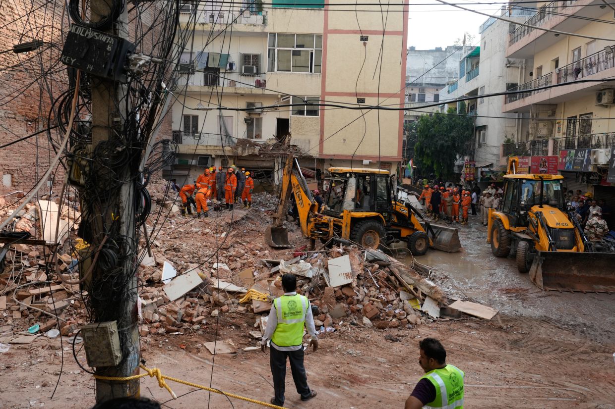 Rescuers clear debris as they search for people possibly trapped at the site of a collapsed building in New Delhi, India, Monday, Sept 7, 2026. - Photo: AP