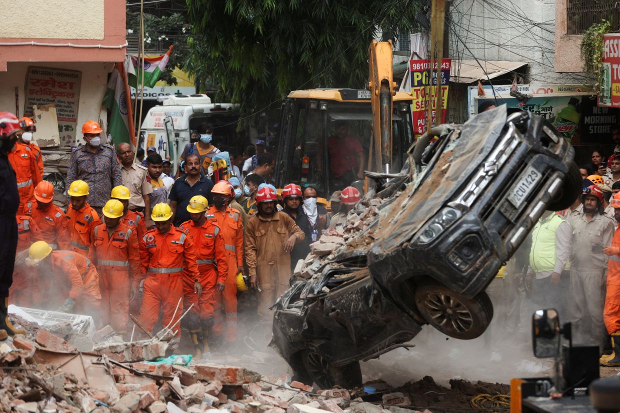 National Disaster Response Force (NDRF) personnel work at the scene after a building collapsed, in New Delhi, India, Sept 6, 2026. - Photo: Reuters