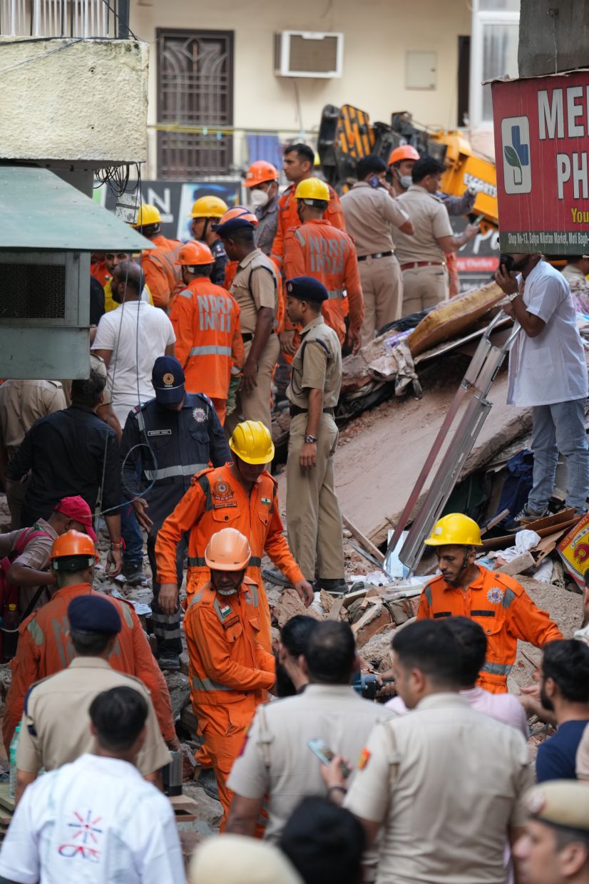 Rescue workers look for the trapped survivors under the debris of a building that collapsed in New Delhi, India, Sunday, Sept 6, 2026.- Photo: AP