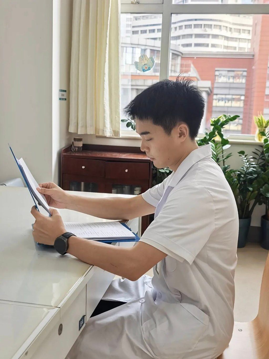 As he grew older, Huang began to fully appreciate the immense impact of that critical surgery, driving him to study diligently. - Photo: CCTV