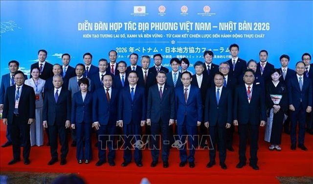 Prime Minister Le Minh Hung poses for a photo with delegates attending the 2026 Vietnam-Japan Local Cooperation Forum. - Photo: VNA/VNS