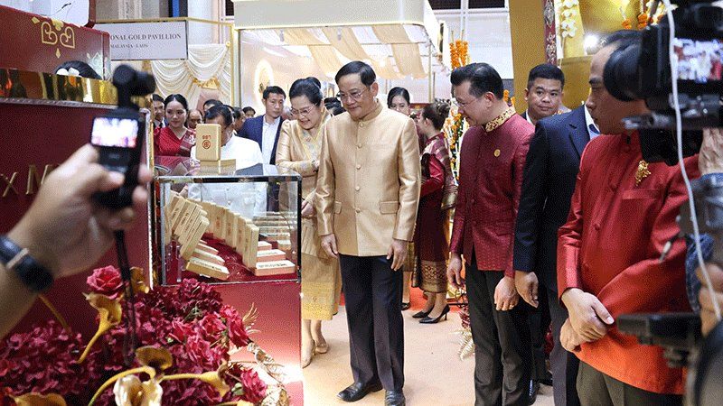 Prime Minister Sonexay Siphandone and his wife tour the Lao Gold Festival with Lao Bullion Bank CEO Dr Chanthone Sitthixay following the opening ceremony. -- Photo: Vientiane Times/ANN