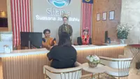 Setting the celebratory scene with free Jalur Gemilang, hotel staff in traditional attire